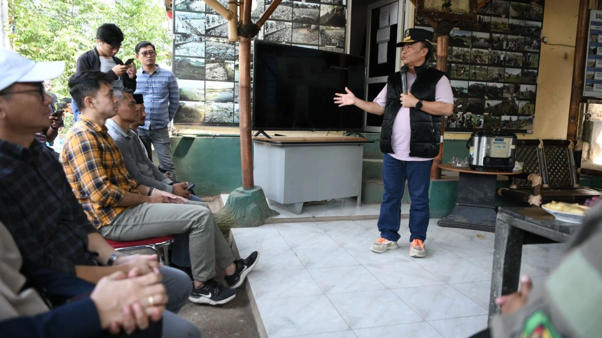 Sekretaris Daerah Provinsi Jawa Barat Herman Suryatman meninjau progres penanganan DAS Citarum Sektor 6 di kawasan Bojongsoang, Kabupaten Bandung, Minggu (9/6/2024).(Foto: Biro Adpim Jabar)
