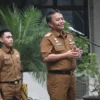 Sekretaris Daerah Jabar Herman Suryatman memberikan amanat apel pagi di Dinas Penanaman Modal Pelayanan Terpadu Satu Pintu (DPMPTSP) Jabar, Kota Bandung, Senin (10/6/2024).(Rizal FS/Biro Adpim Jabar)