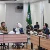 Sekda Provinsi Jawa Barat Herman Suryatman memimpin rapat konsolidasi dengan jajaran RSUD Al-Ihsan Jabar terkait pembinaan Wilayah Birokrasi Bersih dan Melayani (WWBM) di Kabupaten Bandung, Senin (10/6/2024).(Foto: Rizal FS/Biro Adpim Jabar)