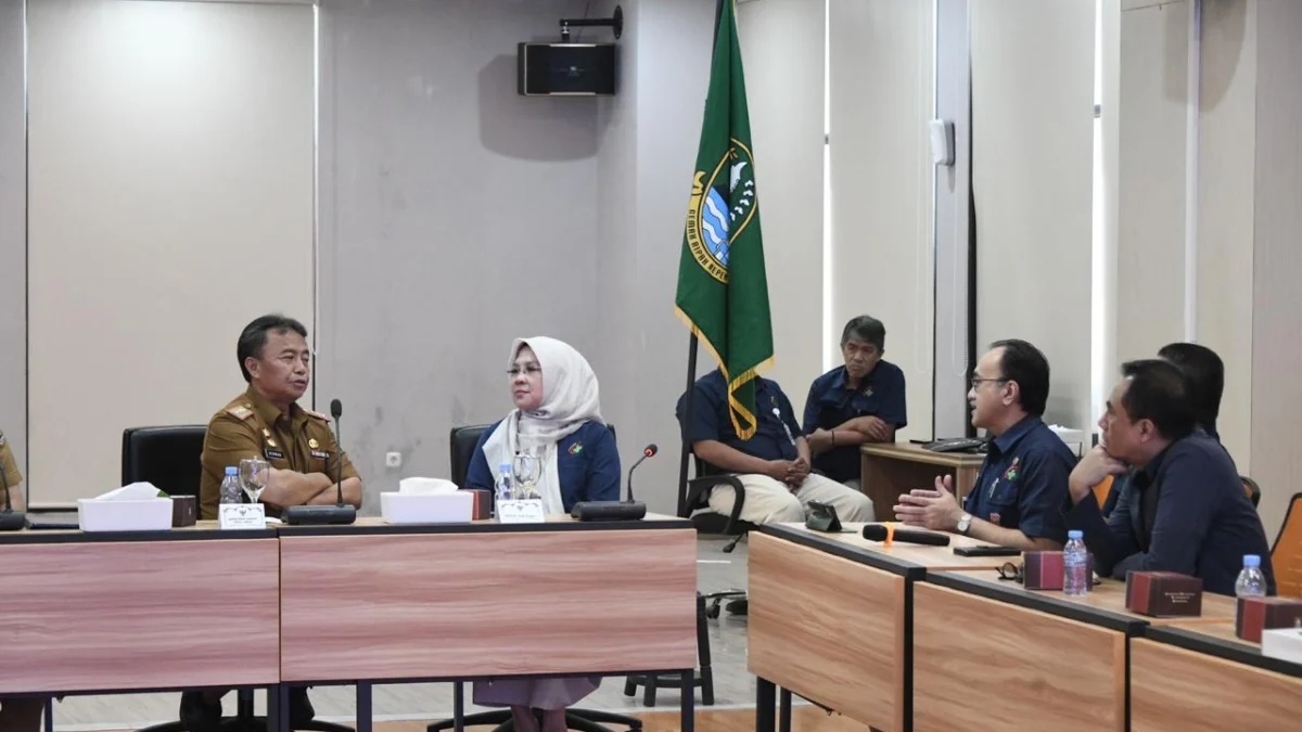 Sekda Provinsi Jawa Barat Herman Suryatman memimpin rapat konsolidasi dengan jajaran RSUD Al-Ihsan Jabar terkait pembinaan Wilayah Birokrasi Bersih dan Melayani (WWBM) di Kabupaten Bandung, Senin (10/6/2024).(Foto: Rizal FS/Biro Adpim Jabar)