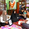 Penjabat Gubernur Jawa Barat Bey Machmudin melaksanakan takziah ke rumah keluarga anak korban bullying di Kelurahan Sukawarna, Kecamatan Sukajadi, Kota Bandung, Rabu (12/6/2024).(Foto: Yogi Prayoga/Biro Adpim Jabar)