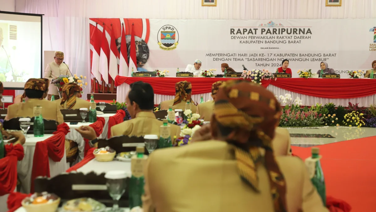 HUT ke-17 Kabupaten Bandung Barat, Pj Bupati Usung Sasarengan Ngawangun Lembur Pj Bupati Kabupaten Bandung Barat Ade Zakir saat menghadiri rapat paripurna/Suwitno Jabar Ekspres/