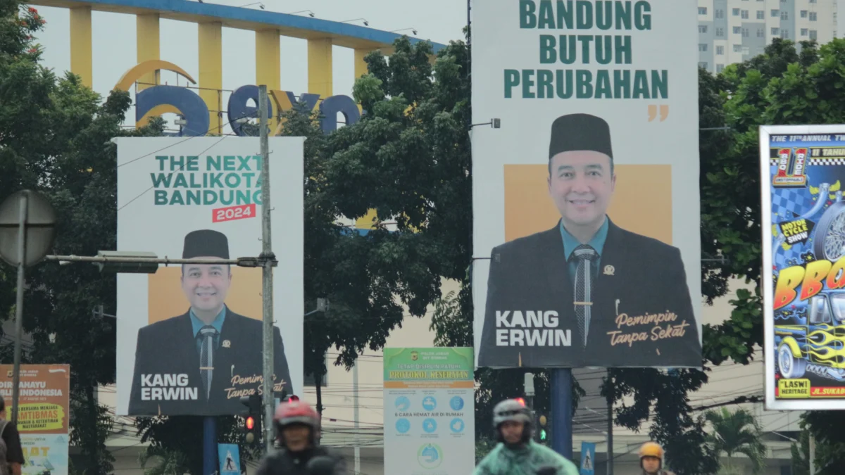 Billboard APK Bakal Calon Walikota Bandung mulai terpasang pinggir ruas jalan kawasan Simpang Kiara Condong, Kota Bandung. (Pandu Muslim/Jabar Ekspres)