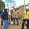 Revitalisasi Alun-Alun Ciparay Tuntas dan Bisa Digunakan Meski Belum Peresmian, Kontraktor yang Molor Dibayar Akhir Tahun Kepala Dinas Perkim Jabar Indra Maha (kanan) saat meninjau proyek Alun - alun Ciparay beberapa waktu lalu.