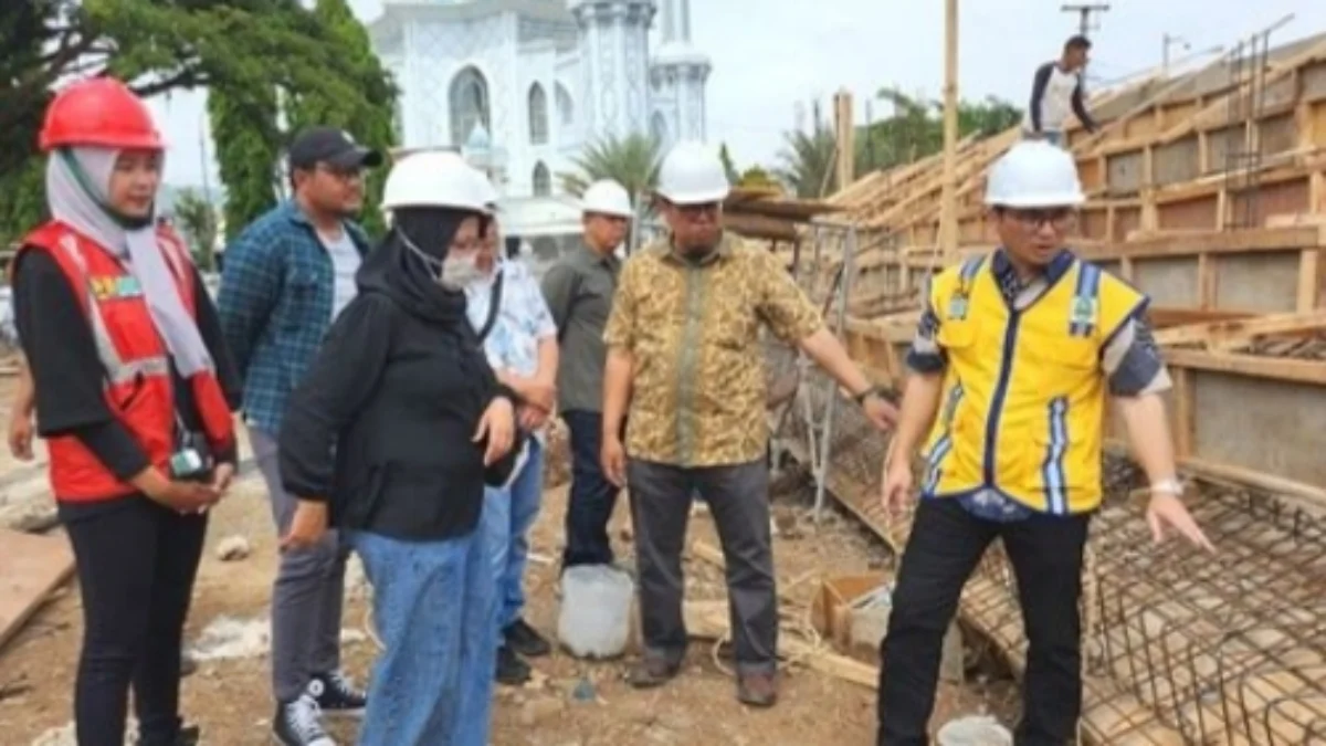 Kepala Dinas Perkim Jabar Indra Maha (kanan) saat meninjau proyek Alun - alun Ciparay beberapa waktu lalu.