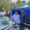 Aplikasi SIAP dan Akurat Diklaim Dishub Bandung Barat Bisa Tekan Angka Kecelakaan Pj Bupati Bandung Barat, Ade Zakir didampingi, Kadishub KBB, Fauzan Azima saat menempelkan stiker laiak jalan pada kendaraan di Ngamprah. Rabu (19/6). Dok Jabar Ekspres/wit
