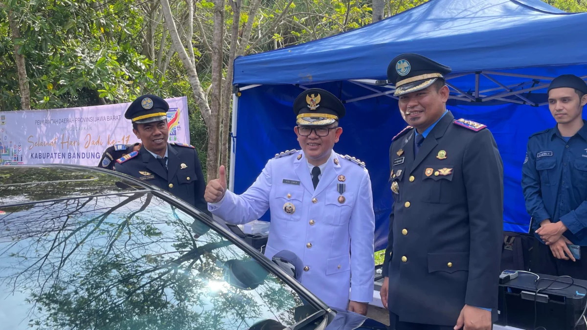 Pj Bupati Bandung Barat, Ade Zakir didampingi, Kadishub KBB, Fauzan Azima saat menempelkan stiker laiak jalan pada kendaraan di Ngamprah. Rabu (19/6). Dok Jabar Ekspres/wit