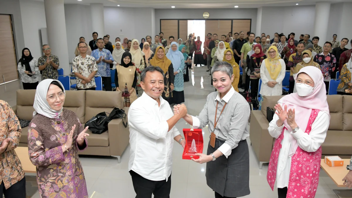 Sekda Jabar Herman Suryatman menghadiri FGD Diseminasi dan Pemanfaatan Teknologi Mengatasi Permasalahan Stunting melalui Penerapan Teknologi di Provinsi Jawa Barat bertempat di Kawasan BRIN Jabar, Kota Bandung, Kamis (20/6/2024).(Foto: Biro Adpim Jabar)