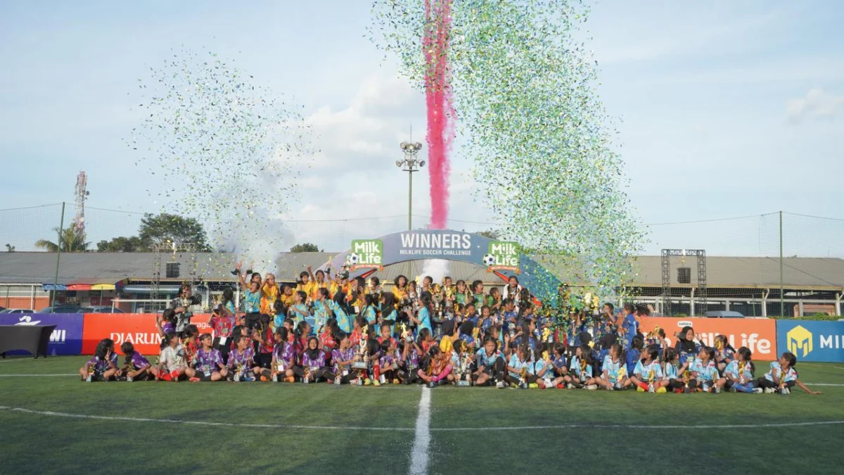 Tampil Impresif, SDN 085 Ciumbuleuit dan SDN 043 Cimuncang Raih Kampiun MilkLife Soccer Challenge Bandung Series 1 Foto 1 : Foto bersama para juara dan semifinalis KU 10 dan 12 MilkLife Soccer Challenge - Bandung Series 1 2024 yang berlangsung di Progresif Sport Centre, Minggu (23/6).