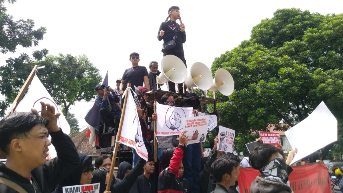 Aktivis Pemuda dan Mahasiswa Bandung Datangi PN Bandung, Tolak Adanya Intervensi Sidang Terdakwa Adetya