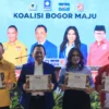Para pimpinan keempat parpol yang tergabung dalam Koalisi Bogor Maju usai menandatangani nota kesepahaman. (Yudha Prananda / Jabar Ekspres)