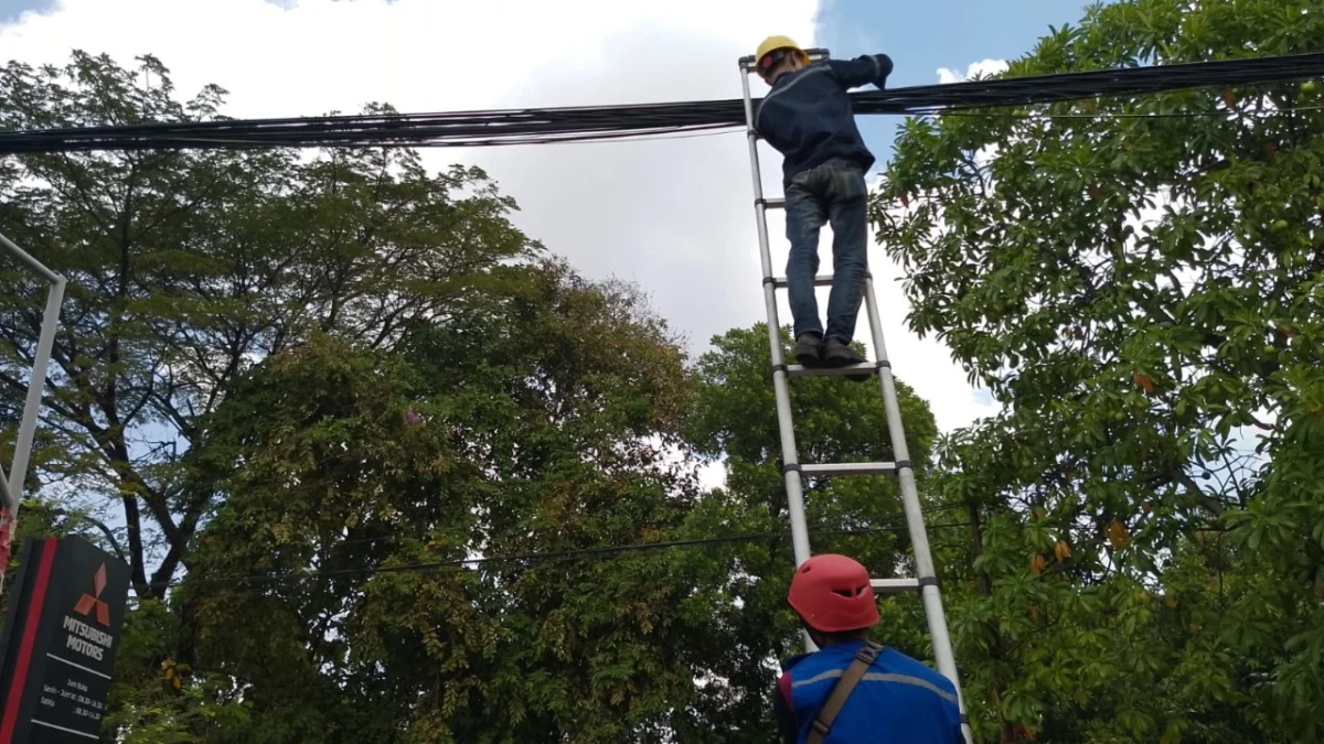 PLN Icon Plus bersama Diskominfo Kabupaten Subang berkolaborasi melakukan pembenahan dan penataan Kabel Fiber Optik
