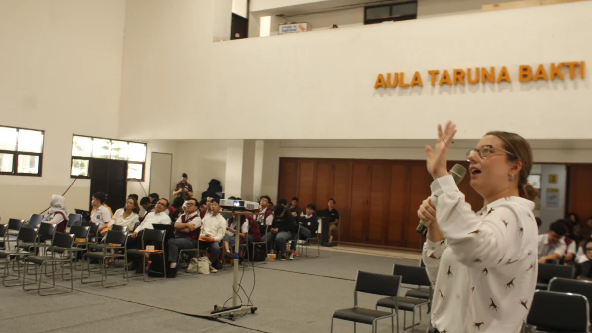 Perwakilan kampus dari UK saat mengenalkan kampusnya di SMA Taruna Bakti, Senin (10/6)