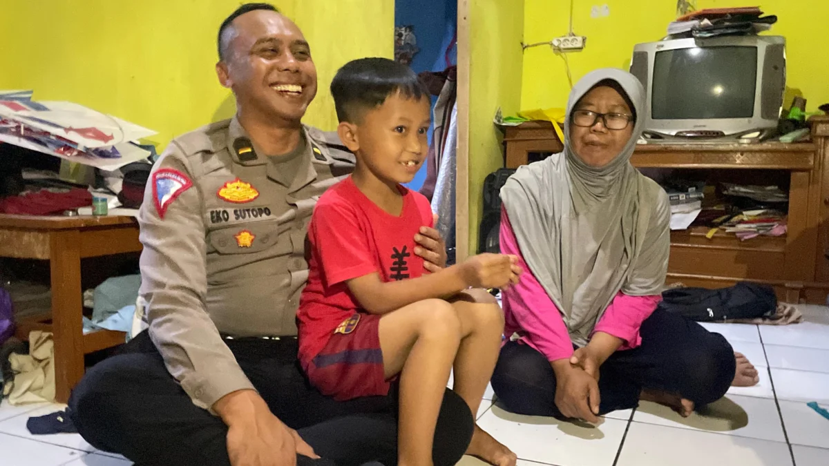Respons Ibu Ilham Ketika Impian Anaknya Diwujudkan Polisi Ilham Ramadhan (8) bersama ibunya, Kokom Komala (47), saat beberapa polisi mengunjungi rumah mereka di Desa Bandasari, Kecamatan Cangkuang, Kabupaten Bandung. Foto Agi Jabar Ekspres