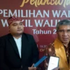 Doc. Ketua KPU Cimahi, Anzhar Ishal Afryand (Kiri) dan Pj Wali Kota Cimahi, Dicky Saromi (Kanan) dalam Sela-sela Acara Peluncuran Pemilihan Walikota dan Wakil Walikota Cimahi di Gedung Cimahi Convention Hall Sabtu (8/6) Malam (Mong)