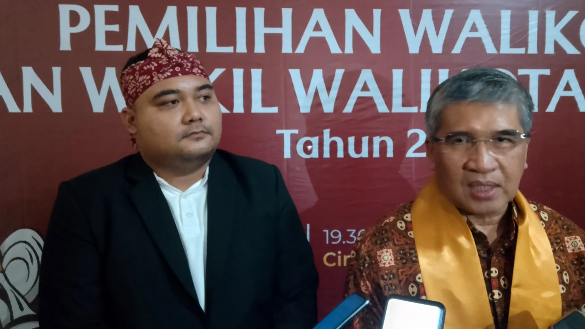 Doc. Ketua KPU Cimahi, Anzhar Ishal Afryand (Kiri) dan Pj Wali Kota Cimahi, Dicky Saromi (Kanan) dalam Sela-sela Acara Peluncuran Pemilihan Walikota dan Wakil Walikota Cimahi di Gedung Cimahi Convention Hall Sabtu (8/6) Malam (Mong)