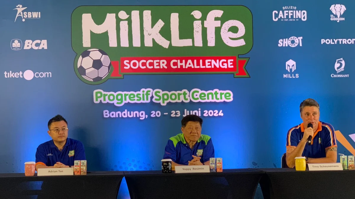 Kepala Pelatih MilkLife Soccer Challenge, Timo Scheunemann (Kanan) saat melontarkan alasan keikutsertaan dirinya dalam gelaran MilkLife Soccer Challange (Sadam Husen/JE)