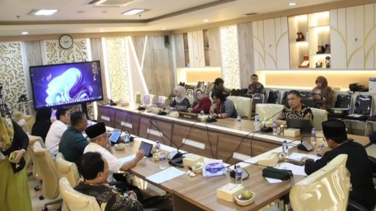 Kemiskinan jadi Sorotan Pansus Raperda RPJPD ILUSTRASI : Pansus IV saat membahas Raperda RPJPD bersama tim ahli. (Ist)