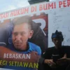 Spanduk dukungan pembebasan Pegi Setiawan terpasang di depan Pengadilan Negeri Bandung, Senin(24/6). (Pandu Muslim/Jabar Ekspres)