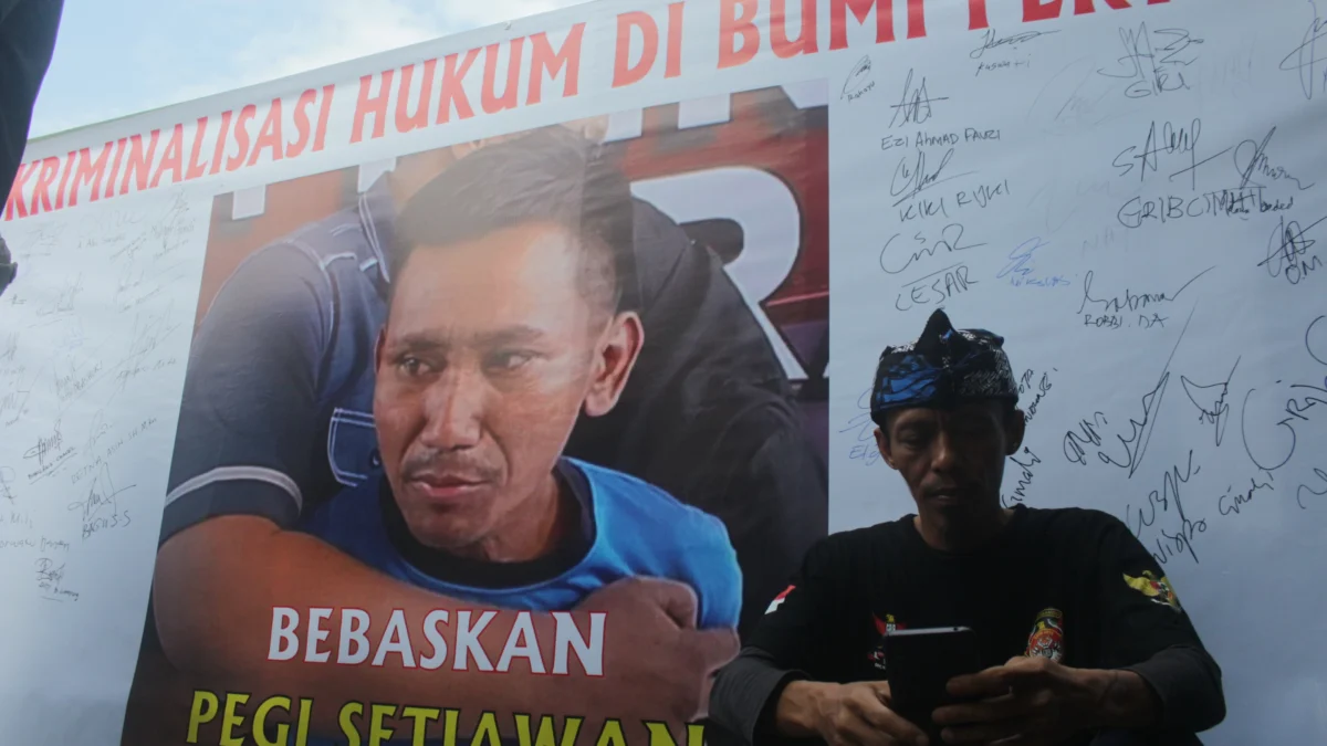 Spanduk dukungan pembebasan Pegi Setiawan terpasang di depan Pengadilan Negeri Bandung, Senin(24/6). (Pandu Muslim/Jabar Ekspres)