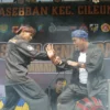 Kesenian Pencak Silat menjadi salah satu pertunjukan saat Festival Seni Budaya di wilayah Desa Cibiruwetan, Kecamatan Cileunyi, Kabupaten Bandung, Rabu(12/6). (Pandu Muslim/Jabar Ekspres