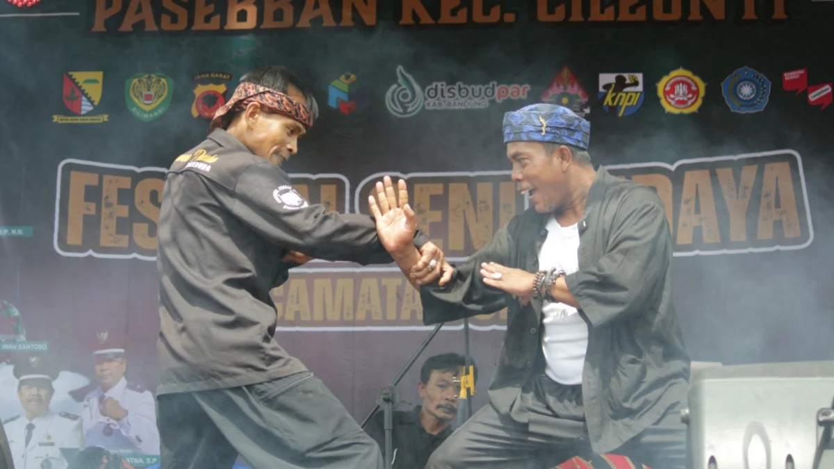 Kesenian Pencak Silat menjadi salah satu pertunjukan saat Festival Seni Budaya di wilayah Desa Cibiruwetan, Kecamatan Cileunyi, Kabupaten Bandung, Rabu(12/6). (Pandu Muslim/Jabar Ekspres