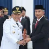 Ist. Arsan Latif (kiri) saat dilantik jadi Pj Bupati Bandung Barat oleh Pj Gubernur Jabar, Bey Machmudin (kanan)