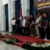 Pj Gubernur Jabar Bey Machmudin di penyerahan Kadedeuh Persib Juara, Selasa (4/6). (son)