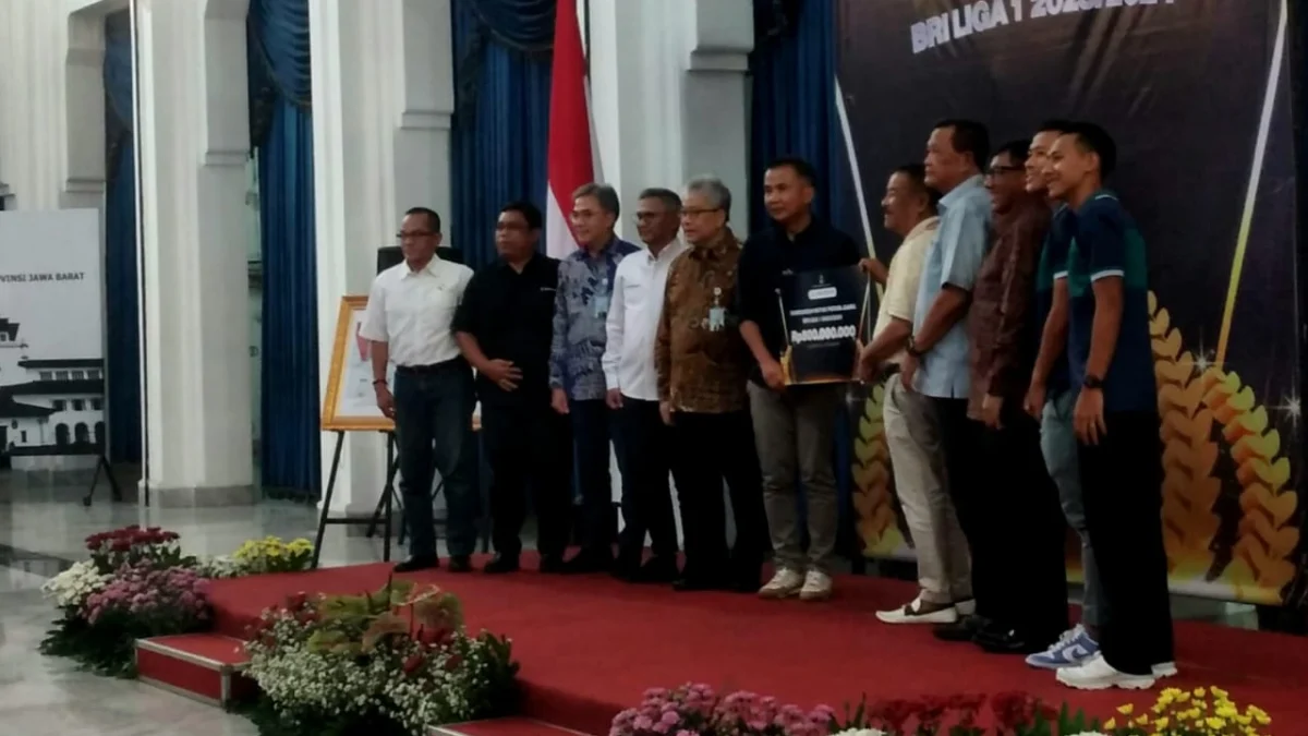 Pj Gubernur Jabar Bey Machmudin di penyerahan Kadedeuh Persib Juara, Selasa (4/6). (son)
