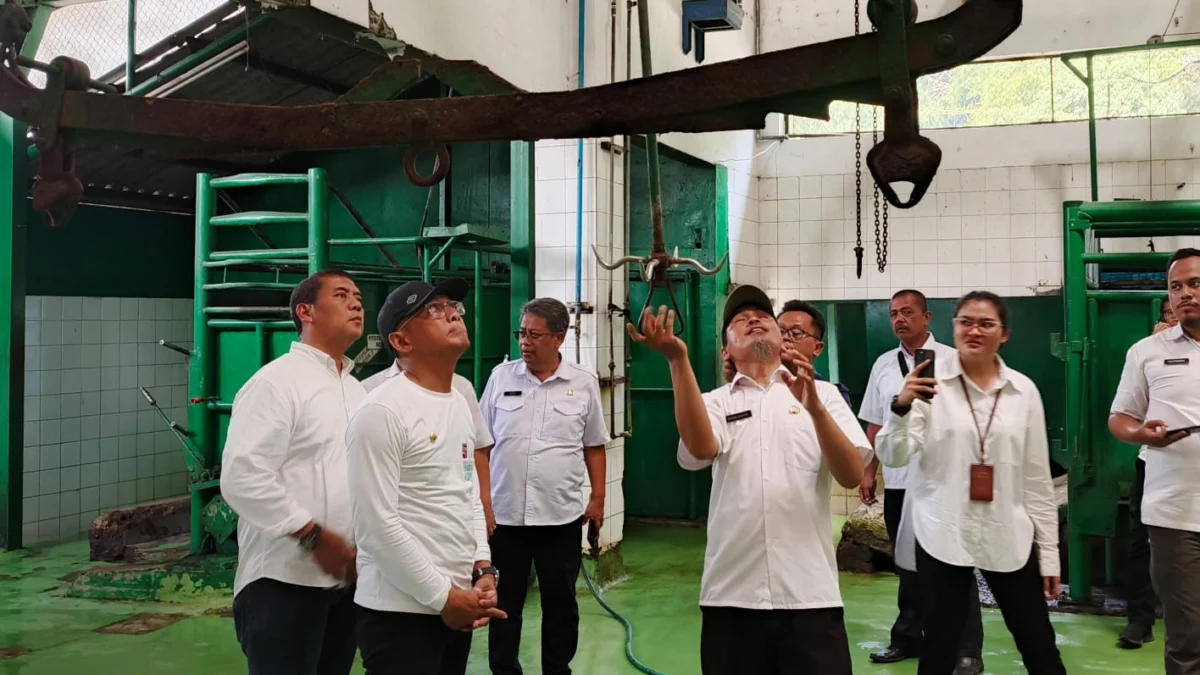 Pj Wali Kota Bogor, Hery Antasari didampingi Kadis DKPP Kota Bogor Chusnul Rozaqi beserta jajaran saat menyambangi RPH Bubulak, Kecamatan Bogor Barat, Rabu (12/6). (Yudha Prananda / Jabar Ekspres)