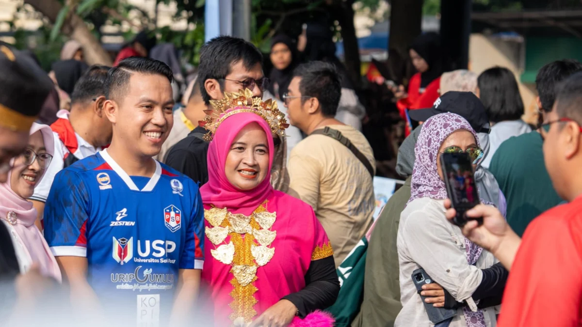 Sendi Fardiansyah saat diajak warga berswafoto dalam rangkaian Helaran Hari Jadi Bogor ke-542. (Yudha Prananda / Jabar Ekspres)