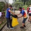 Bacawalkot Bogor, Sendi Fardiansyah saat terjun langsung melakukan bebersih di lingkungan Alun-alun Kota Bogor, Minggu (16/6). (Yudha Prananda / Jabar Ekspres)