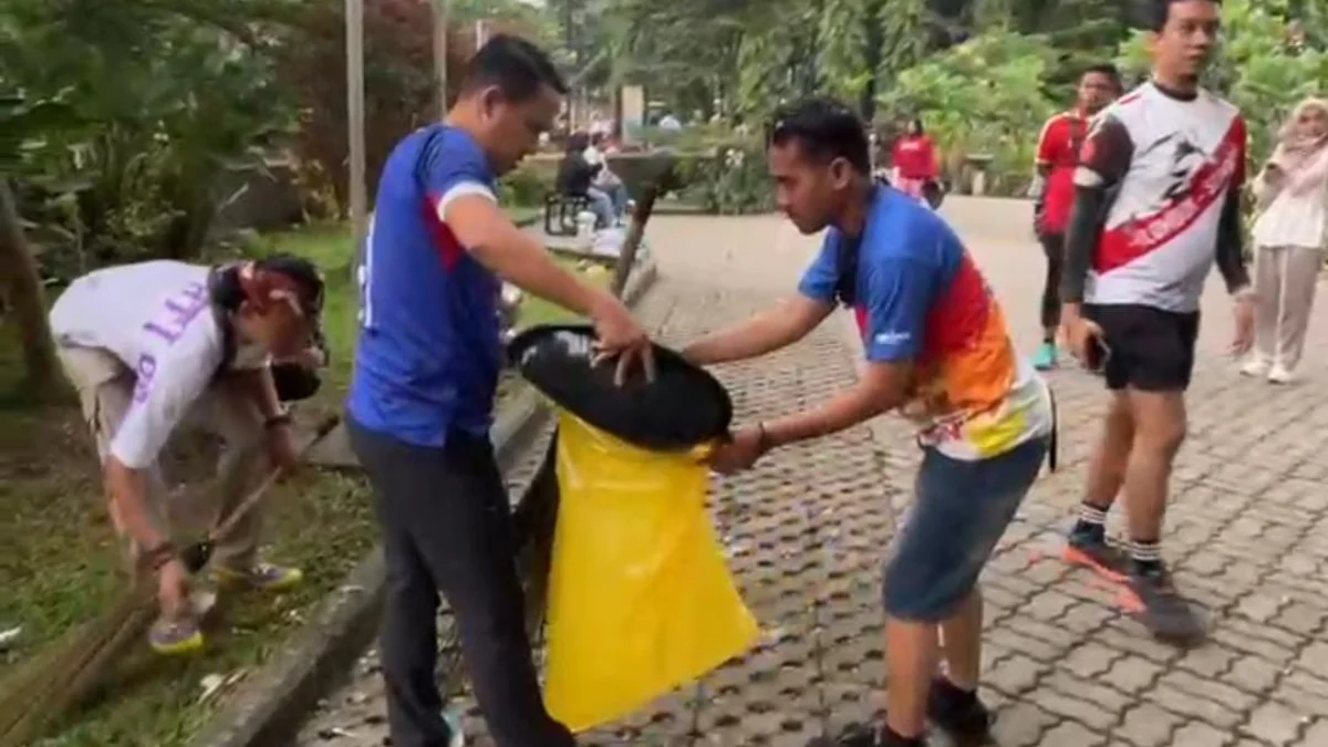 Bacawalkot Bogor, Sendi Fardiansyah saat terjun langsung melakukan bebersih di lingkungan Alun-alun Kota Bogor, Minggu (16/6). (Yudha Prananda / Jabar Ekspres)