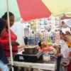 Ilustrasi: Siswa SD membeli jajanan di lingkungan sekolah. (Pandu Muslim/Jabar Ekspres)