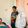 Sekda Kota Bogor, Syarifah Sofiah didampingi Kepala Dinas Kesehatan Kota Bogor, Sri Nowo Retno saat membesuk pasien di Puskesmas Cipaku, Selasa (4/6). (Yudha Prananda / Jabar Ekspres)