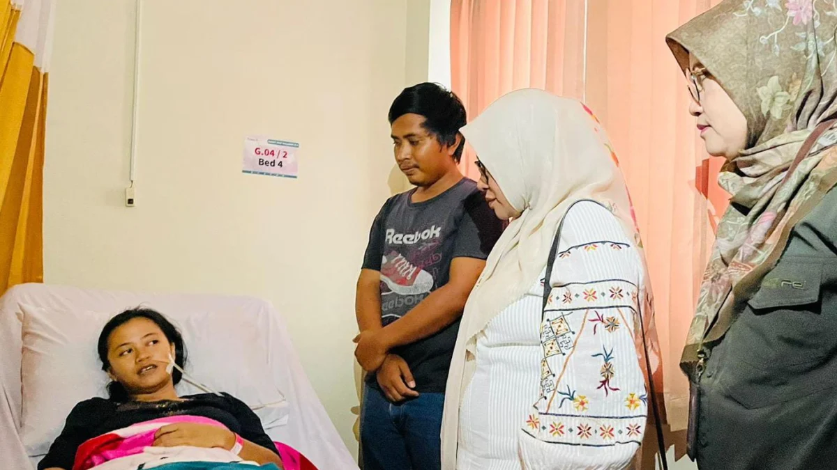 Sekda Kota Bogor, Syarifah Sofiah didampingi Kepala Dinas Kesehatan Kota Bogor, Sri Nowo Retno saat membesuk pasien di Puskesmas Cipaku, Selasa (4/6). (Yudha Prananda / Jabar Ekspres)
