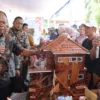 UMKM Kelurahan Melong Berhasil Manfaatkan Limbah Sampah jadi Produk Bernilai Ekonomis Doc. Sekretaris Daerah Kota Cimahi, Dikdik S. Nugrahawan saat Meninjau Hasil Kerajinan Kayu dari Limbah Karya RW 05 Kelurahan Melong (Istimewa)