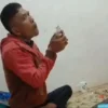 Video Pria Mengisap Sabu Viral di Media Sosial