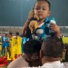 Moment Rachmat Irianto peluk keluarga sambil gendong Ahmad di atas pundaknya. Foto/Instagram @bandungfootball