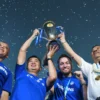 Wakili Masyarakat Jabar, Bey Machmudin Terima Tropi Juara Persib Bandung