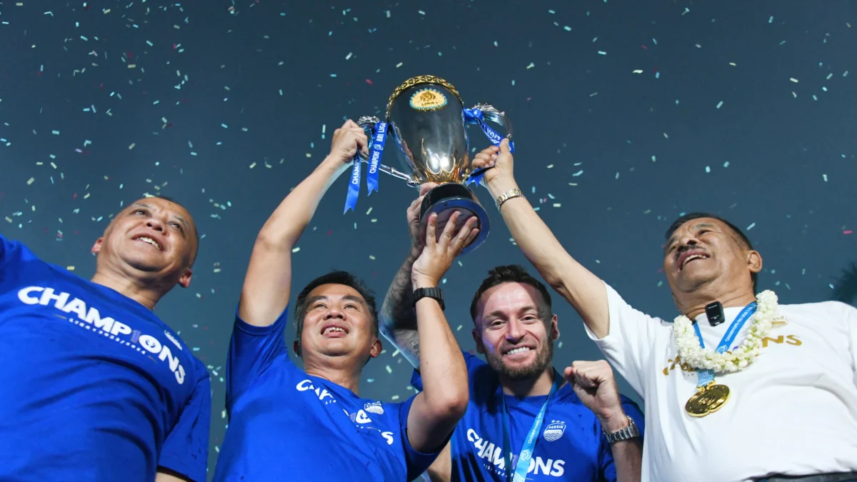 Wakili Masyarakat Jabar, Bey Machmudin Terima Tropi Juara Persib Bandung
