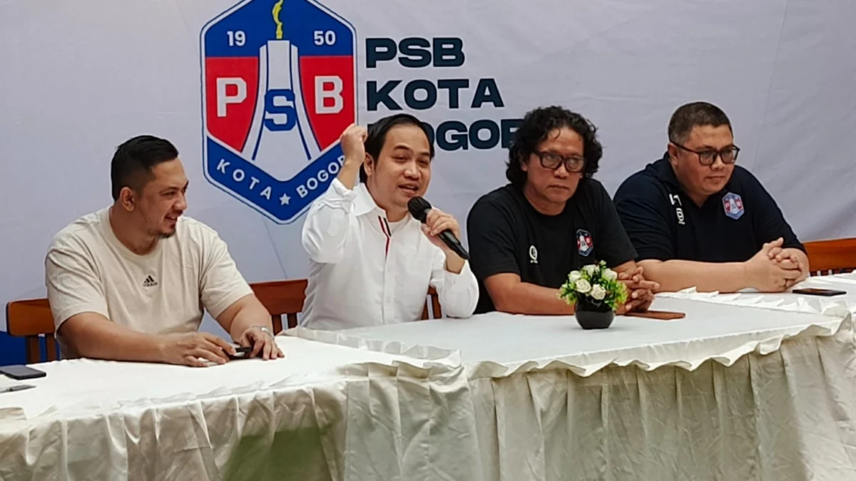 Aji Jaya Bintara saat berdiskusi bersama jajaran pengurus dan suporter PSB Kota Bogor. (Yudha Prananda / Jabar Ekspres)