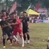 Sejumlah pesepak bola terlibat pengeroyokan terhadap wasit pada Piala Bupati Bener Bersatu Cup 3, Kabupaten Semarang, Minggu (2/6/2024). / Tangkapan Layar