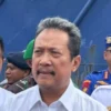 Menteri KKP Sakti Wahyu Trenggono usai meninjau kapal ikan asing (KIA) Run Zeng di kota Tual, Maluku, Minggu (3/6). foto/ANTARA