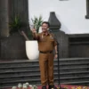 Sekda Jabar Herman Suryatman saat memimpin apel pagi dirangkaikan dengan Penyerahan SK Pensiun, KTP elektronik dan Taspen kepada ASN purnatugas di halaman depan Gedung Sate, Senin (3/6/2024) (Rizal Fs/Adpim Jabar)