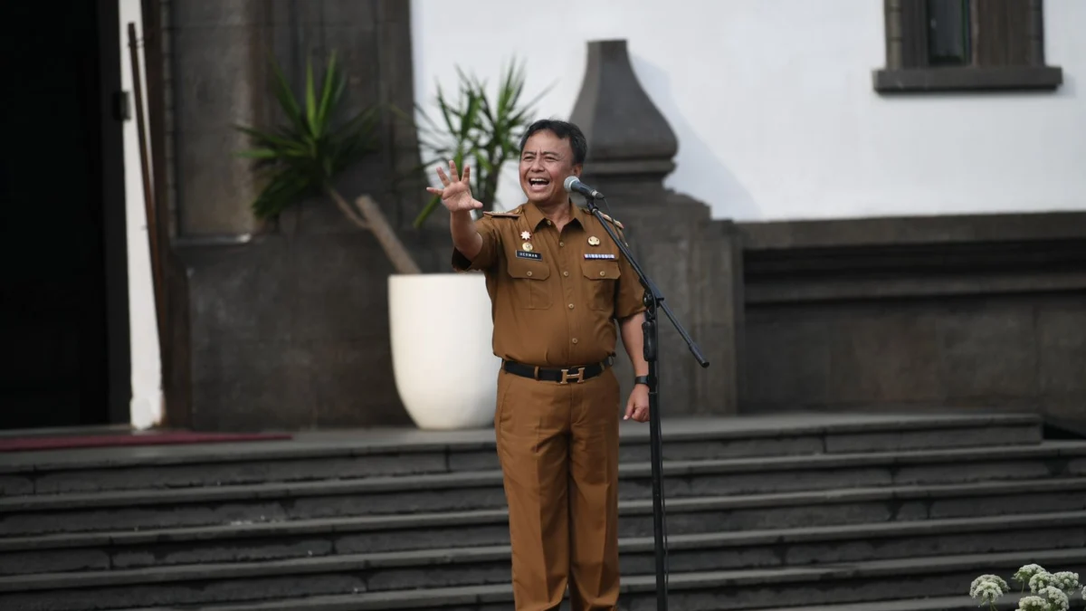 Sekda Jabar Herman Suryatman saat memimpin apel pagi dirangkaikan dengan Penyerahan SK Pensiun, KTP elektronik dan Taspen kepada ASN purnatugas di halaman depan Gedung Sate, Senin (3/6/2024) (Rizal Fs/Adpim Jabar)
