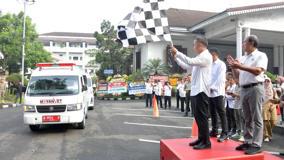 Pj Gubernur Jabar Bey Machmudin Melepas Tim Pemeriksa Kesehatan Hewan Kurban Provinsi Jawa Barat untuk Wilayah Bodebek di Balaikota Bogor, Senin, (3/6/2024).