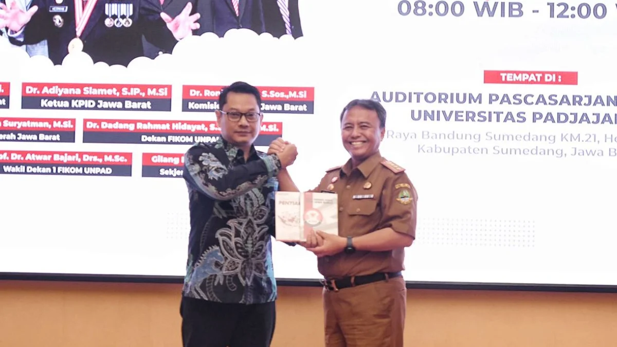 Herman Suryatman Dorong Lembaga Penyiaran Tingkatkan Literasi Masyarakat Jabar Sekda Jabar Herman Suryatman menjadi pembicara utama pada kegiatan rangkaian Hari Penyiaran Daerah (Harsiarda) Tahun 2024 di kampus FIKOM Unpad Jatinangor, Kabupaten Sumedang, Senin (3/6/2024).(Foto: Rizal Fs/Biro Adpim Jabar)