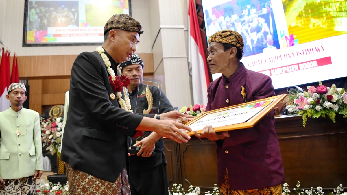 Dalam Hari Jadi Kabupaten Bogor, Bey Machmudin Ungkap Jaga Sinergi dan Kolaborasi Bagi Masyarakat Itu Penting Penjabat Gubernur Jawa Barat Bey Machmudin menghadiri Rapat Paripurna DPRD Kabupaten Bogor Dalam Rangka Hari Jadi Ke-542 Kabupaten Bogor.di Ruang Rapat Paripurna DPRD Kabupaten Bogor, Senin (3/6/2024).(Foto: Biro Adpim Jabar)