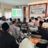 Para juru sembelih di Kota Banjar mengikuti acara sosialisasi penyembelihan hewan kurban sesuai syariat Islam di aula kantor Kecamatan Purwaharja Kota Banjar, Selasa 4 Juni 2024. (Cecep Herdi/Jabar Ekspres)